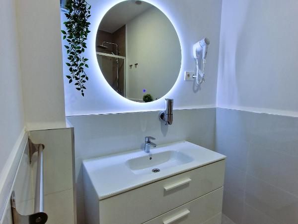 Hostal A Nuestra Senora de La Paloma : photo 2 de la chambre chambre double avec lit d'appoint