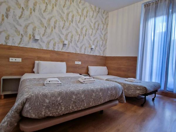 Hostal A Nuestra Senora de La Paloma : photo 1 de la chambre chambre double avec lit d'appoint