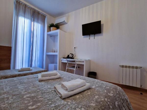 Hostal A Nuestra Senora de La Paloma : photo 3 de la chambre chambre double avec lit d'appoint