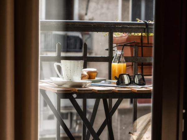 Sweet Home Hotel : photo 6 de la chambre chambre double – vue partielle sur acropole