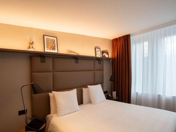 Mercure Fribourg Centre Remparts : photo 2 de la chambre suite avec lit double et canapé-lit