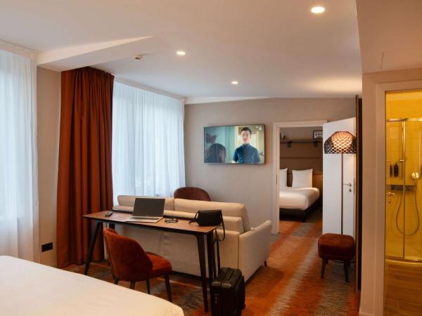 Mercure Fribourg Centre Remparts : photo 4 de la chambre suite avec lit double et canapé-lit