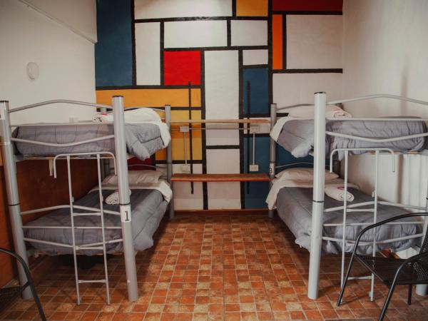 Hostal Schilling : photo 3 de la chambre lit dans un dortoir de 4 lits
