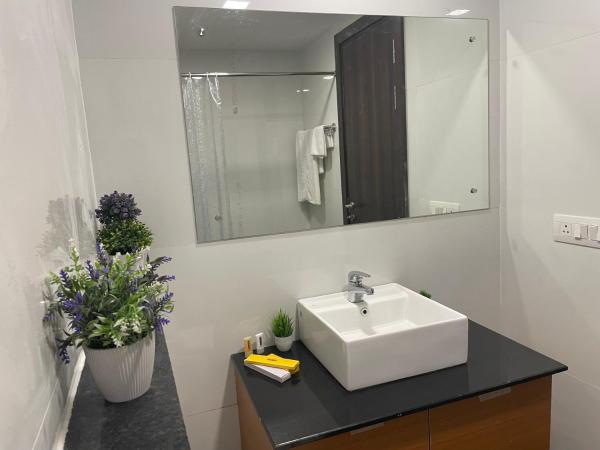 Saltstayz Premier - Golf Course Extension Road : photo 5 de la chambre suite familiale avec balcon