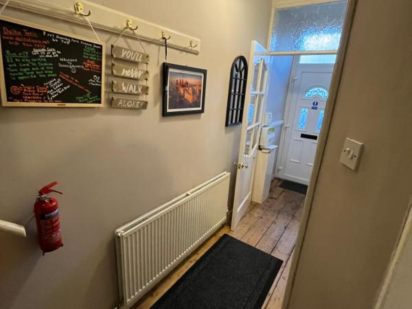 Rooms Anfield- 5 mins from LFC : photo 1 de la chambre maison 3 chambres