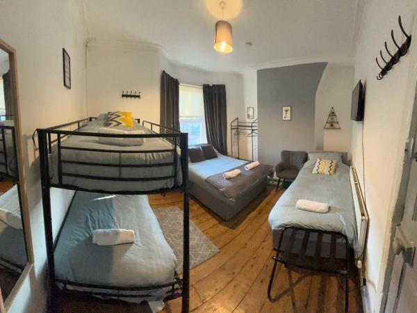 Rooms Anfield- 5 mins from LFC : photo 5 de la chambre chambre familiale avec salle de bains commune