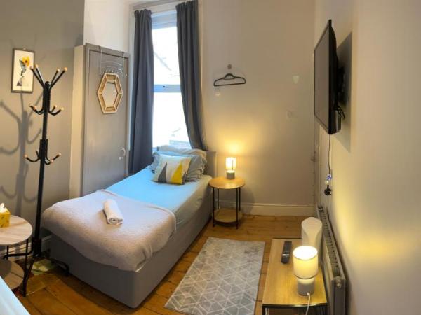 Rooms Anfield- 5 mins from LFC : photo 2 de la chambre chambre lits jumeaux standard