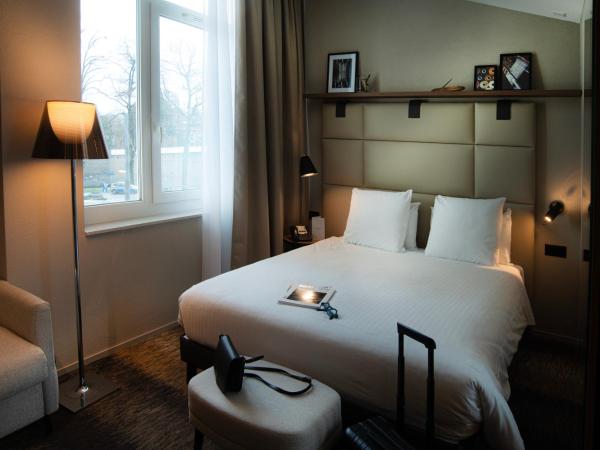 Mercure Fribourg Centre Remparts : photo 4 de la chambre suite junior avec 1 lit double et canapé