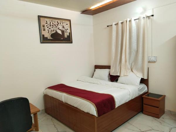 JMD 13 Hotel : photo 3 de la chambre chambre double avec salle de bains privative