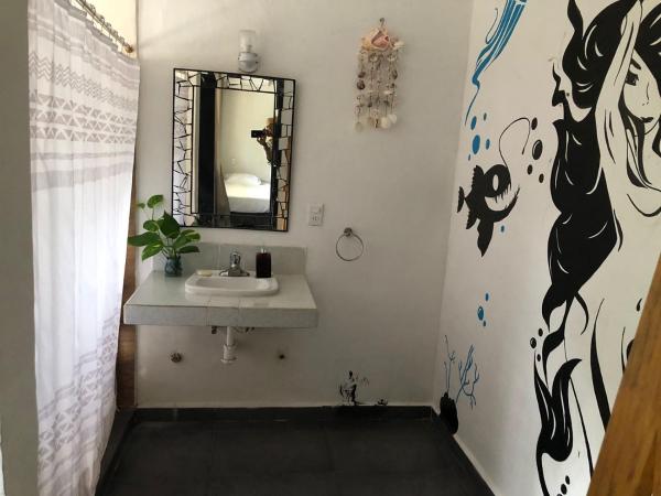 Naranjo Hostel : photo 8 de la chambre chambre double standard avec salle de bains commune