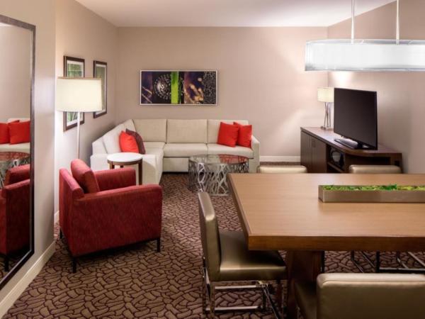Hilton Garden Inn Downtown Dallas : photo 9 de la chambre superior king room with sofa bed and parlor room