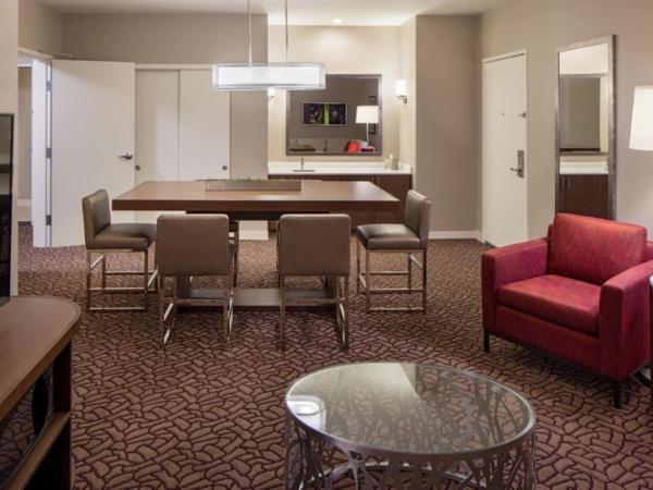 Hilton Garden Inn Downtown Dallas : photo 10 de la chambre superior king room with sofa bed and parlor room