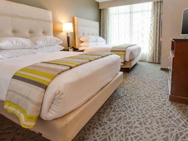 Drury Inn & Suites Pittsburgh Airport Settlers Ridge : photo 1 de la chambre suite lit queen-size