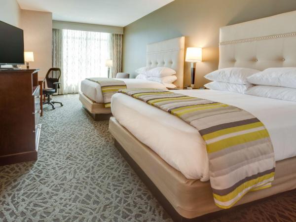Drury Inn & Suites Pittsburgh Airport Settlers Ridge : photo 1 de la chambre chambre deluxe avec 2 lits queen-size