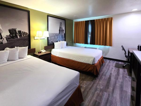Super 8 by Wyndham Austin North/University Area : photo 2 de la chambre queen room with two queen beds and bath tub - mobility/hearing accessible - non-smoking