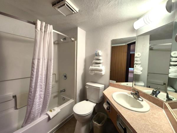 Super 8 by Wyndham Austin North/University Area : photo 7 de la chambre queen room with two queen beds and bath tub - mobility/hearing accessible - non-smoking