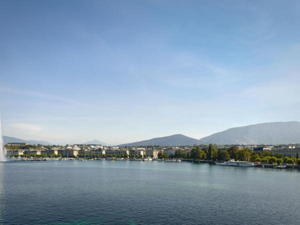 The Ritz-Carlton Hotel de la Paix, Geneva : photo 8 de la chambre suite 1 chambre lit king-size avec canapé-lit et balcon - vue frontale sur lac