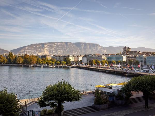 The Ritz-Carlton Hotel de la Paix, Geneva : photo 9 de la chambre suite 1 chambre lit king-size avec canapé-lit et balcon - vue frontale sur lac