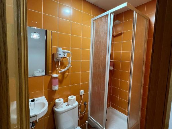 Hostal Flat55Madrid : photo 10 de la chambre chambre double extérieure avec salle de bains commune
