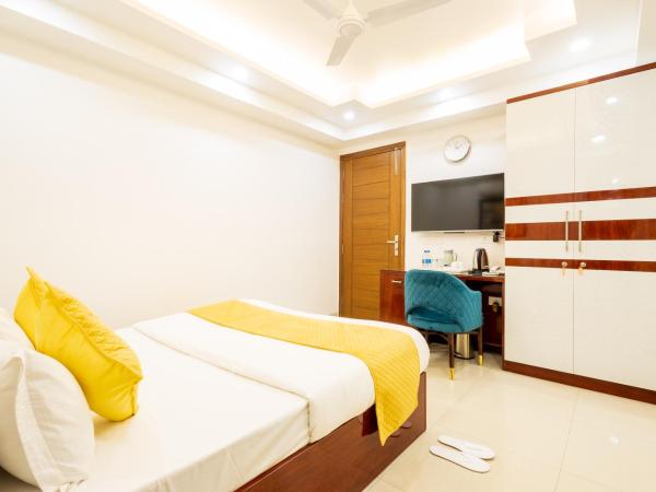 Hotel Krish - Near Medanta and Fortis Hospital Gurugram : photo 8 de la chambre chambre deluxe double ou lits jumeaux