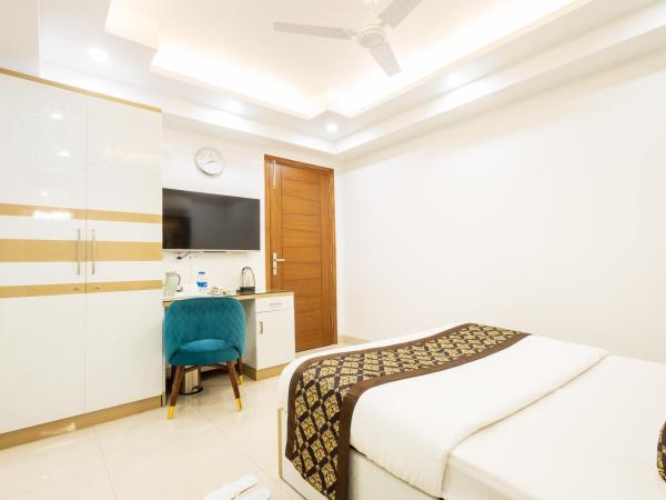 Hotel Krish - Near Medanta and Fortis Hospital Gurugram : photo 10 de la chambre chambre deluxe double ou lits jumeaux
