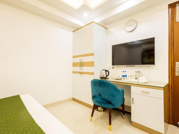 Hotel Krish - Near Medanta and Fortis Hospital Gurugram : photo 1 de la chambre chambre double deluxe avec balcon