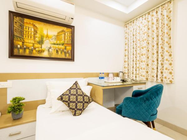 Hotel Krish - Near Medanta and Fortis Hospital Gurugram : photo 2 de la chambre chambre deluxe double ou lits jumeaux