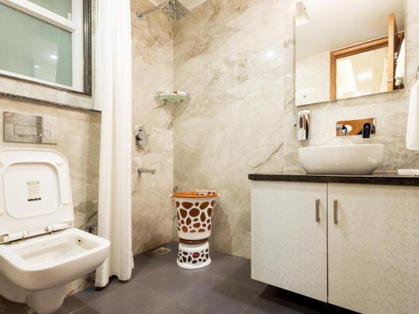 Hotel Krish - Near Medanta and Fortis Hospital Gurugram : photo 3 de la chambre chambre deluxe double ou lits jumeaux