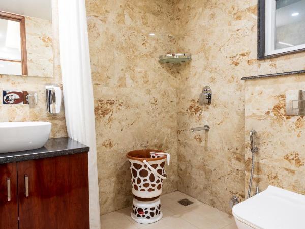 Hotel Krish - Near Medanta and Fortis Hospital Gurugram : photo 6 de la chambre chambre deluxe double ou lits jumeaux