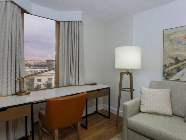 Sheraton Suites Market Center Dallas : photo 2 de la chambre 1 king & sofa bed, club level, suite, city view, balcony