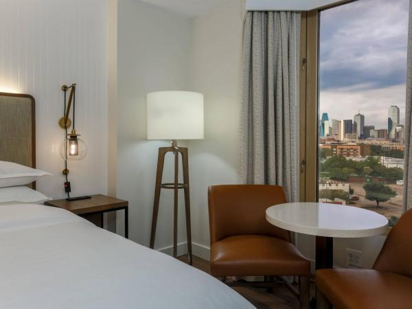 Sheraton Suites Market Center Dallas : photo 4 de la chambre 1 king & sofa bed, club level, suite, city view, balcony
