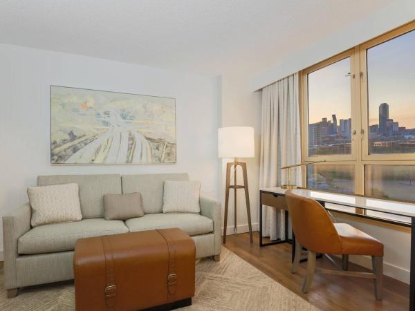 Sheraton Suites Market Center Dallas : photo 7 de la chambre 1 king & sofa bed, club level, suite, city view, balcony
