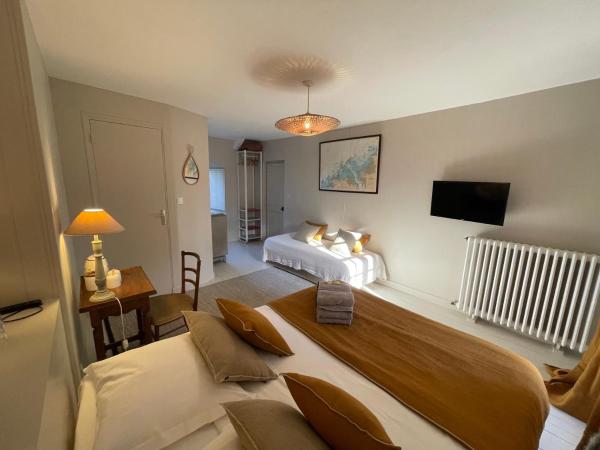 La Haute Flourie - bed and breakfast -chambres d'hôtes : photo 1 de la chambre chambre triple - vue sur jardin