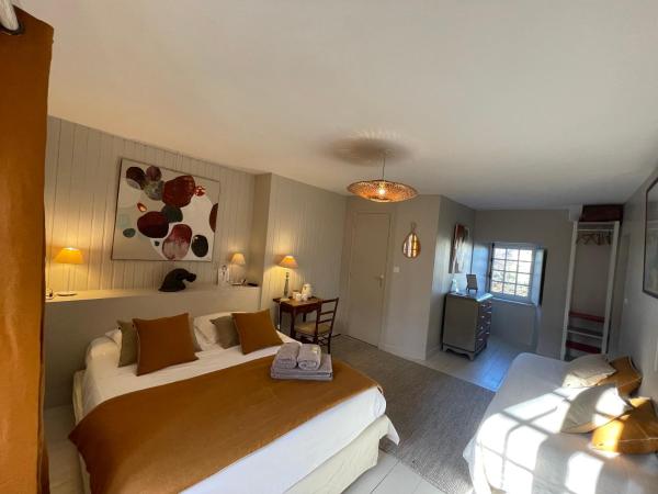 La Haute Flourie - bed and breakfast -chambres d'hôtes : photo 2 de la chambre chambre triple - vue sur jardin