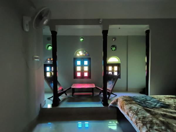 Pink City Backpackers : photo 1 de la chambre chambre double deluxe avec balcon