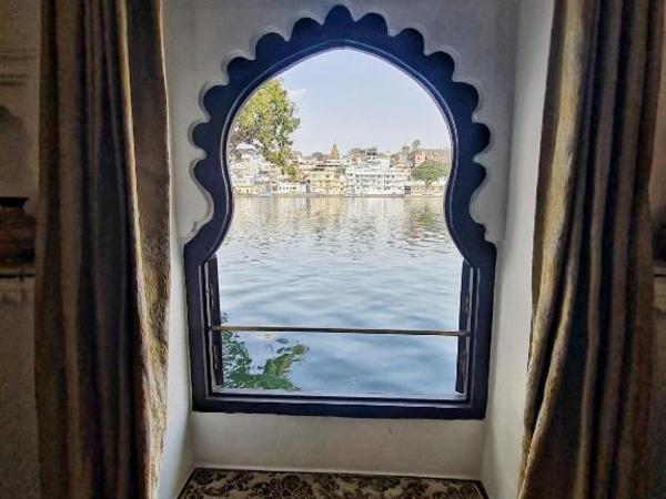 Amet Haveli - A Heritage Hotel Udaipur : photo 8 de la chambre hébergement super deluxe - vue sur lac