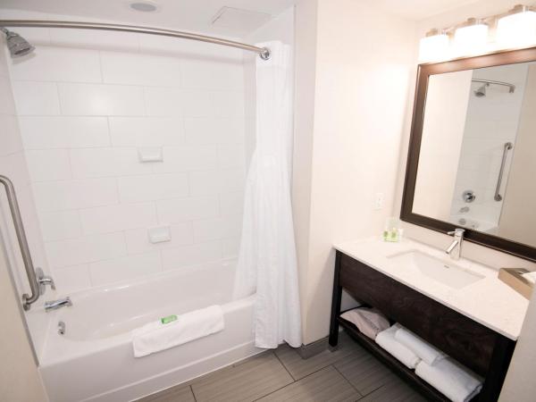 Holiday Inn Hotel & Suites Red Deer, an IHG Hotel : photo 3 de la chambre chambre standard