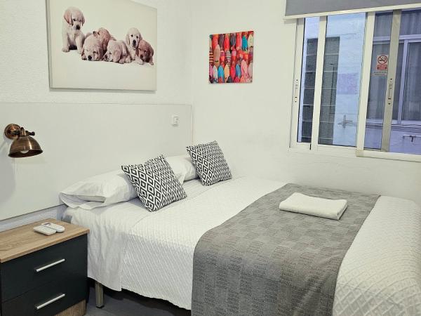 Centric Rooms Mercado : photo 1 de la chambre petite chambre double avec salle de bains commune