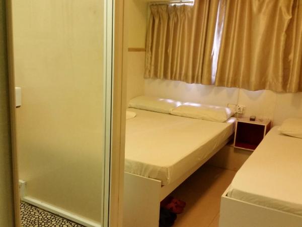 Li Cheng Guesthouse : photo 1 de la chambre chambre triple avec salle de bains privative