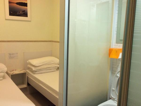 Li Cheng Guesthouse : photo 1 de la chambre petite chambre lits jumeaux