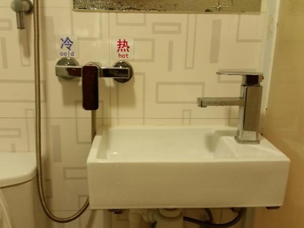 Li Cheng Guesthouse : photo 5 de la chambre chambre triple avec salle de bains privative