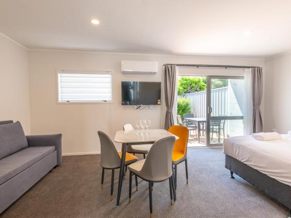 Aurora City Suites Motel : photo 4 de la chambre suite 1 chambre de luxe avec bain à remous