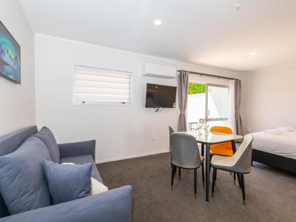 Aurora City Suites Motel : photo 1 de la chambre suite 1 chambre de luxe avec bain à remous