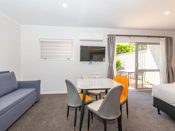 Aurora City Suites Motel : photo 2 de la chambre suite 1 chambre de luxe avec bain à remous