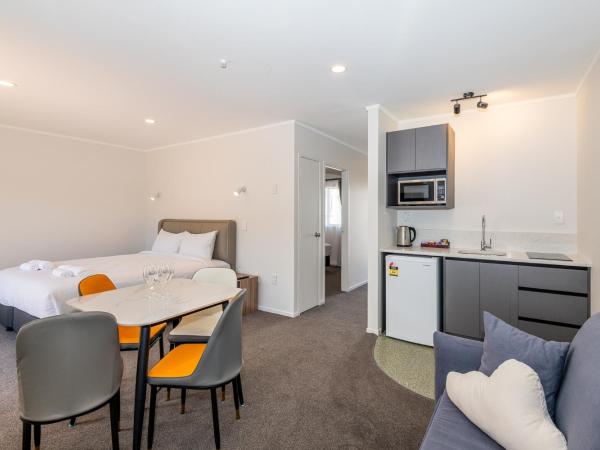 Aurora City Suites Motel : photo 10 de la chambre suite 1 chambre de luxe avec bain à remous