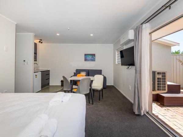 Aurora City Suites Motel : photo 9 de la chambre suite 1 chambre de luxe avec bain à remous