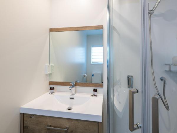 Aurora City Suites Motel : photo 7 de la chambre suite 1 chambre de luxe avec bain à remous