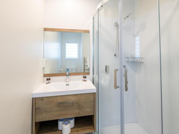 Aurora City Suites Motel : photo 6 de la chambre suite 1 chambre de luxe avec bain à remous