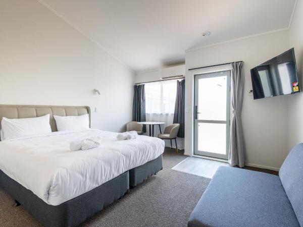 Aurora City Suites Motel : photo 5 de la chambre studio exécutif avec patio et cuisine