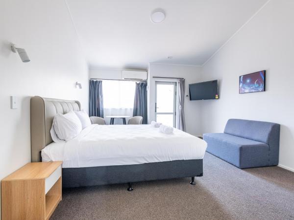 Aurora City Suites Motel : photo 4 de la chambre studio exécutif avec patio et cuisine